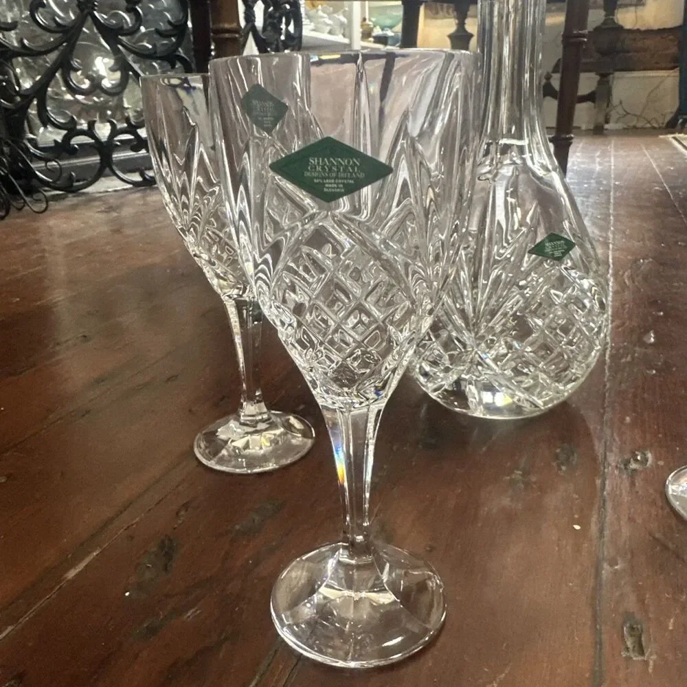 Shannon Crystal Designs of Ireland Lead Crystal Decanter/Stopper with 3 Glasses